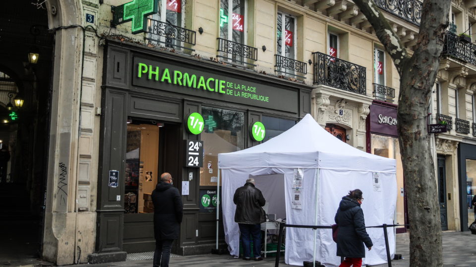 paris-hospital-chief-suggests-unvaccinated-patients-should-pay-for-treatment