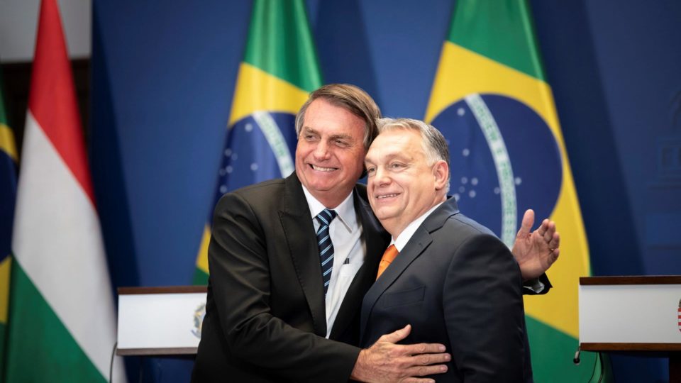 in-hungary,-bolsonaro-complains-about-“misinformation”-about-the-amazon-and-defends-his-family