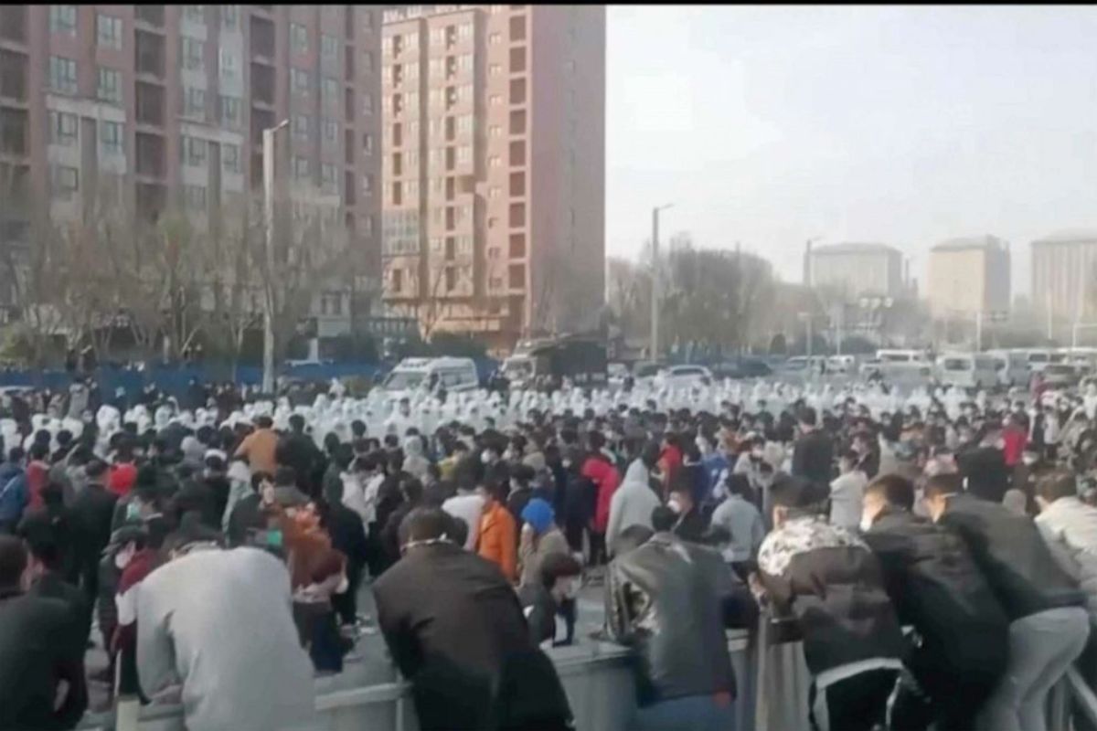 Workers clash with police at iPhone factory in China