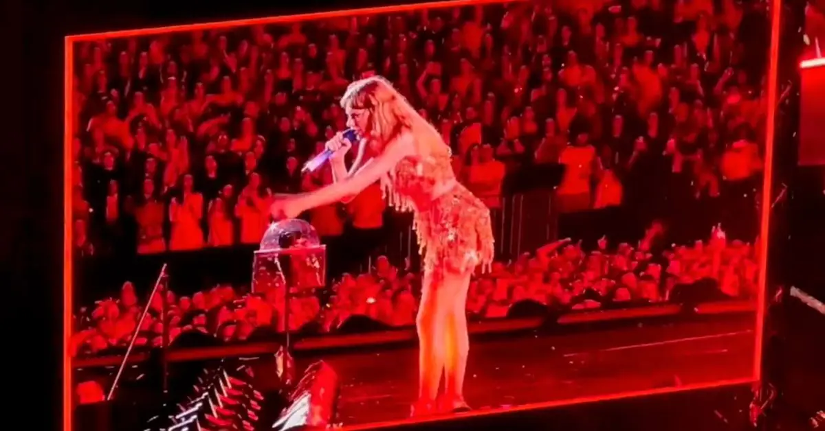 Taylor Swift Protects Fan And Argues With Security Guard While Performing "Bad Blood" In Philadelphia